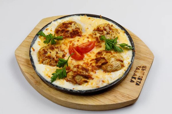 Запеченные шампиньоны с грецким орехом под сыром